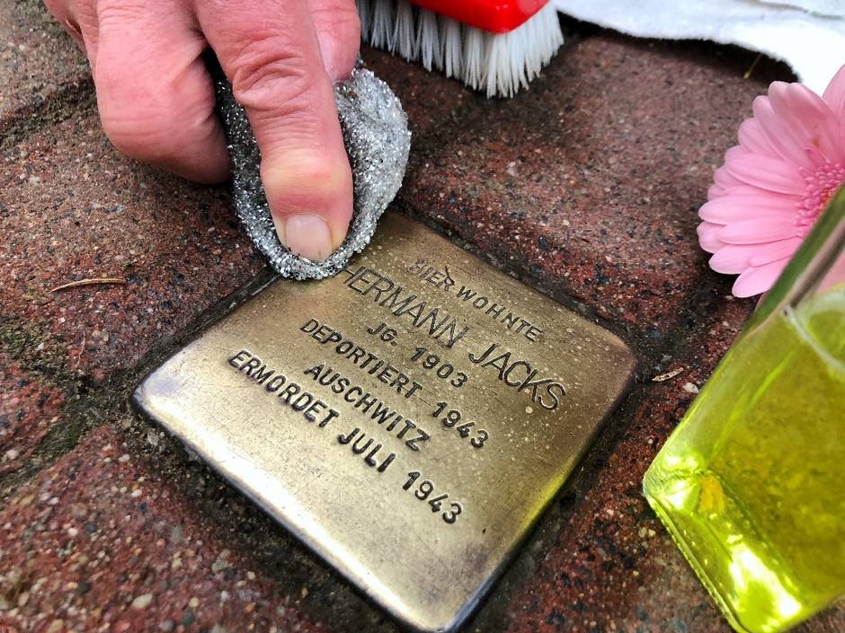 Stolperstein putzen Hermann Jacks